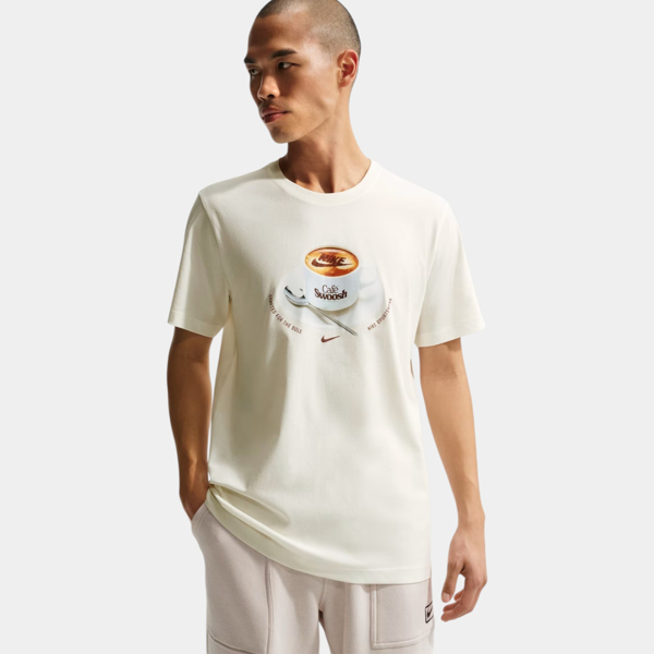 Изображение ФУТБОЛКА U NSW TEE STD CAFE SWOOSH MUG