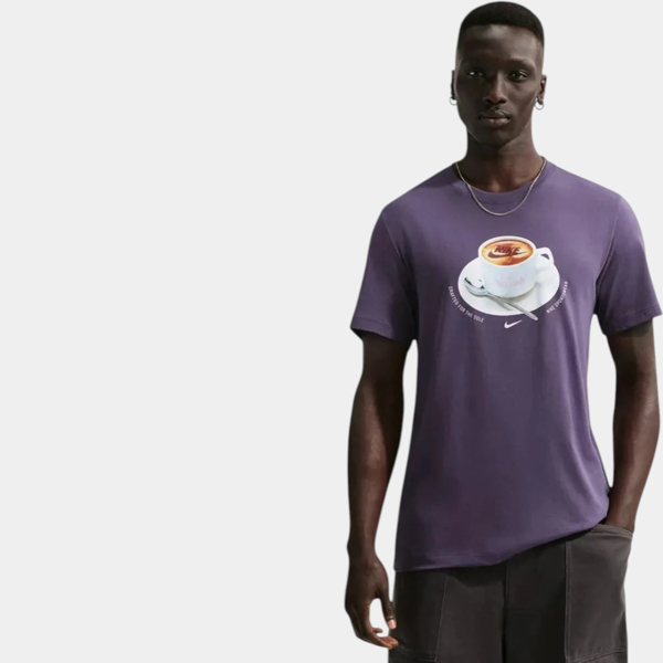 Изображение ФУТБОЛКА U NSW TEE STD CAFE SWOOSH MUG